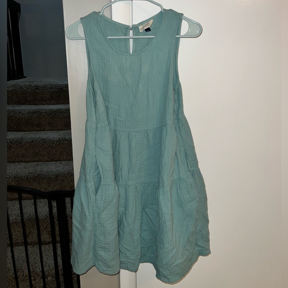 Universal Threads, women’s dresses and all in size M.